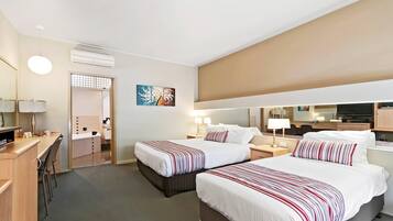 Ropa de cama de alta calidad, artículos del minibar gratis y escritorio