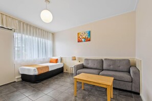 Habitación familiar, 1 habitación | Ropa de cama de alta calidad, artículos del minibar gratis y escritorio 