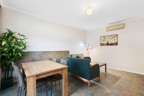 Suite familiar, 1 habitación | Ropa de cama de alta calidad, artículos del minibar gratis y escritorio 
