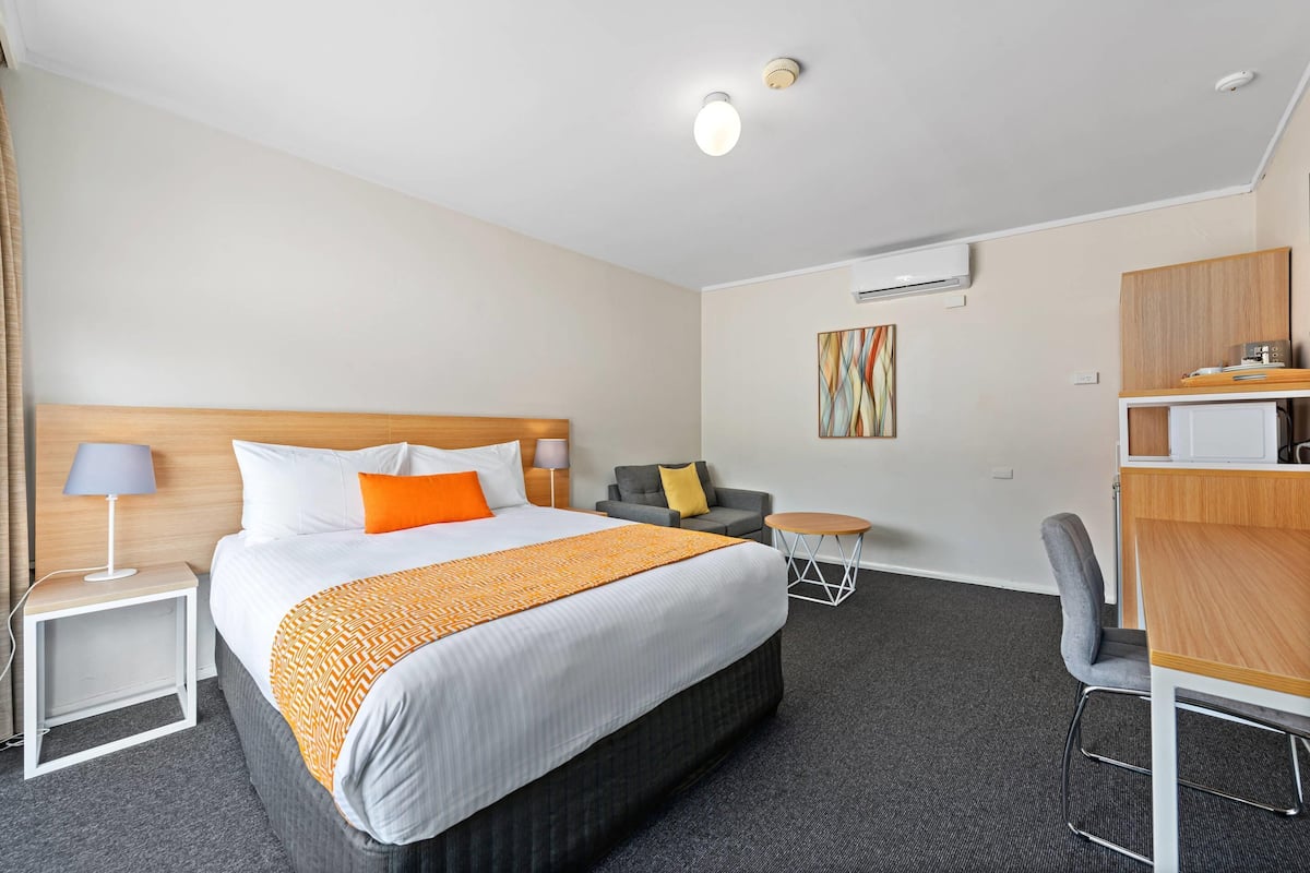 Habitación estándar, 1 cama de matrimonio | Ropa de cama de alta calidad y minibar (con algunos artículos gratuitos)