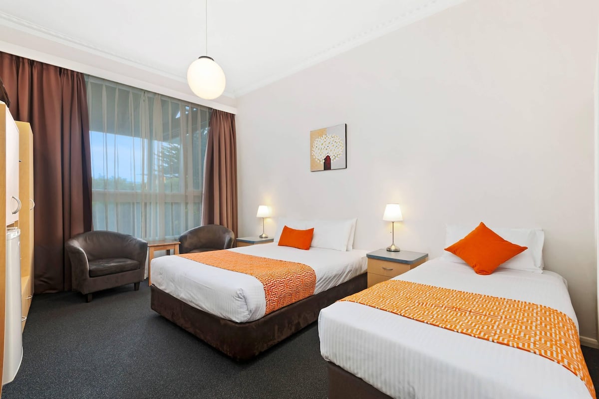 Habitación estándar con 2 camas individuales | Ropa de cama de alta calidad y minibar (con algunos artículos gratuitos)