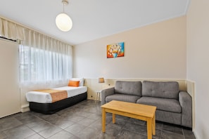 Habitación familiar, 1 habitación | Zona de estar | Una televisión