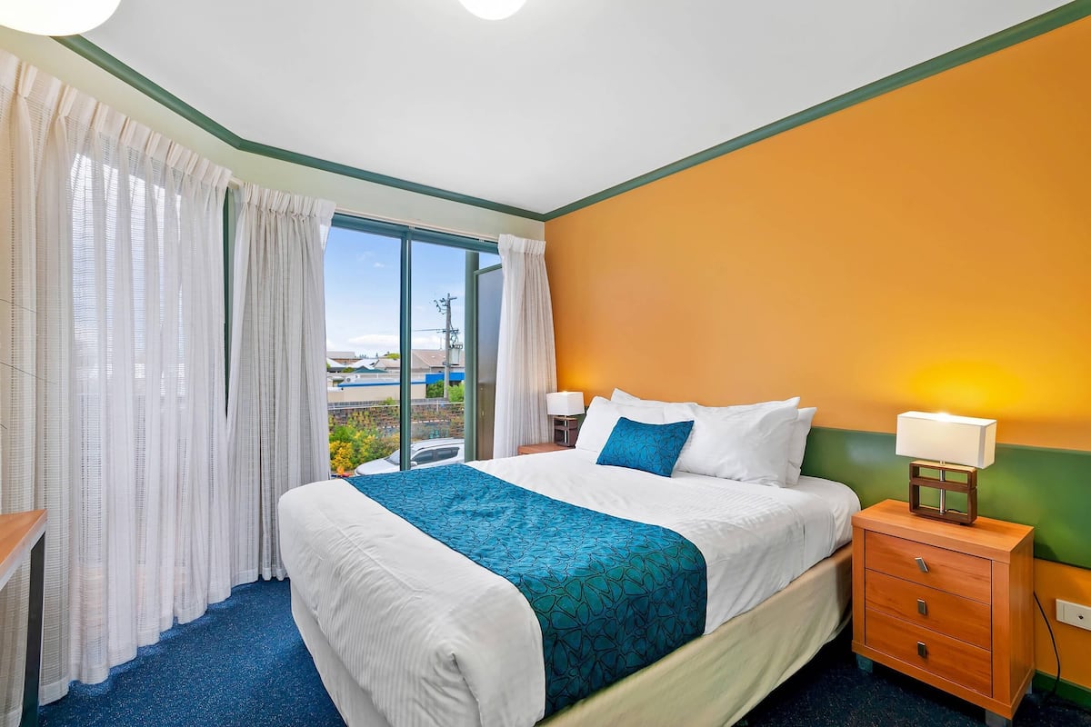 Ropa de cama de alta calidad y minibar (con algunos artículos gratuitos)