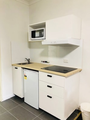 Appartement | Privékitchenette | Een mini-koelkast, een magnetron, een koffiezetapparaat/waterkoker