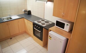 Studio Apartment | Private kitchenette | Mini-fridge, microwave, coffee/tea maker, electric kettle