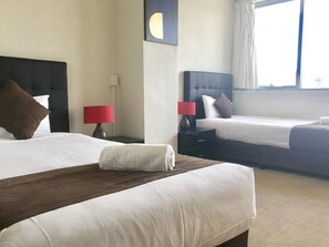 Kamar Twin Standar, Beberapa Tempat Tidur | Brankas dan didekorasi berbeda-beda