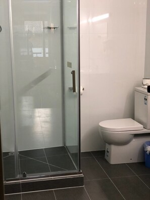 Leilighet | Bad | Designertoalettartikler, hårføner og håndklær