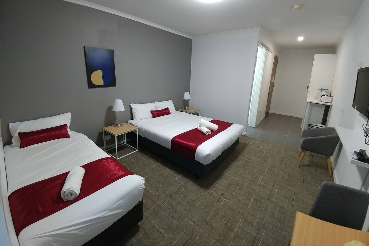 Twin Room | In-room safe, desk, blackout curtains, soundproofing