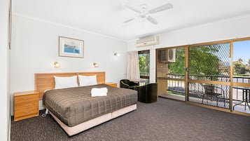 Verdunkelungsvorhänge, schallisolierte Zimmer, Bügeleisen/Bügelbrett