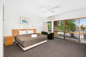 Verdunkelungsvorhänge, schallisolierte Zimmer, Bügeleisen/Bügelbrett