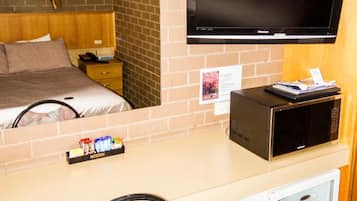 STANDARD QUEEN ROOM | Living area | 40-cm TV with satellite channels