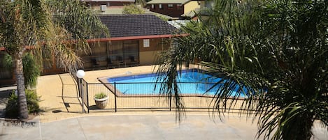 Una piscina al aire libre de temporada