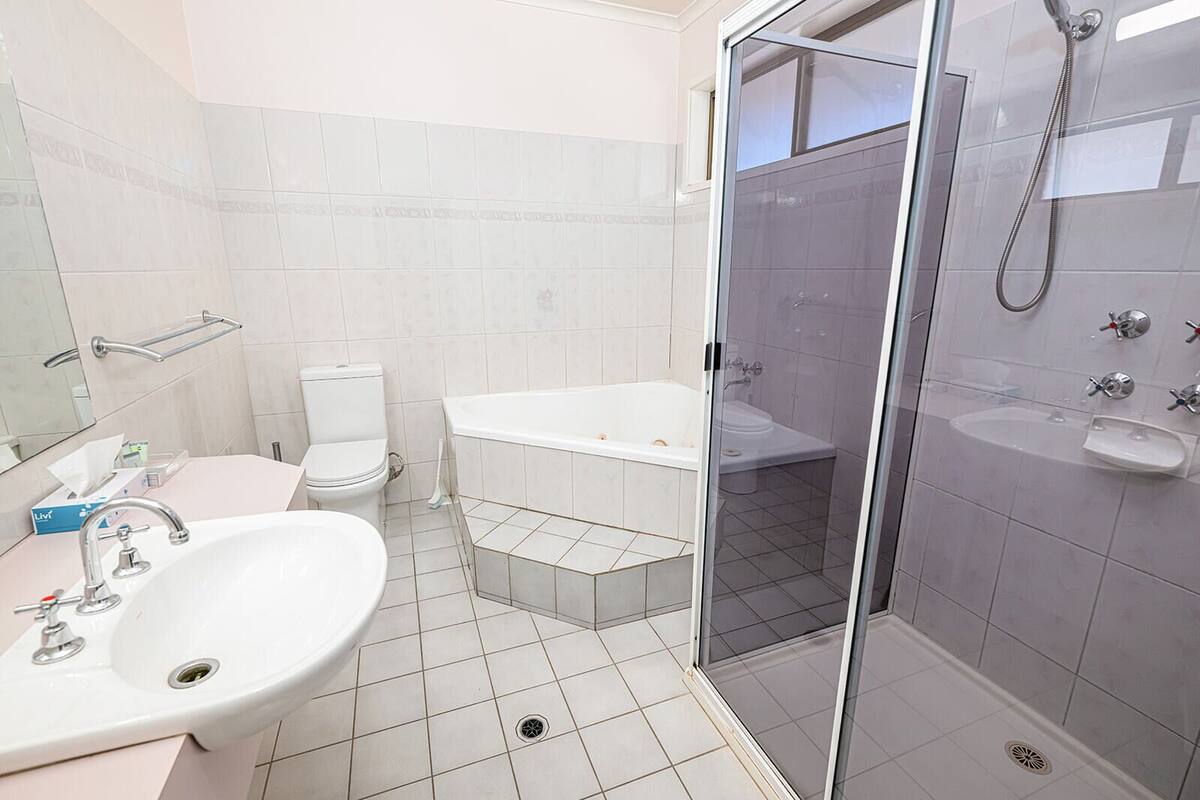 Chambre, 1 très grand lit, baignoire à jets | Rideaux d’obscurcissement, système d’insonorisation