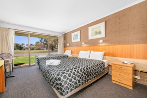 Rideaux occultants, chambres insonorisées, fer et planche à repasser