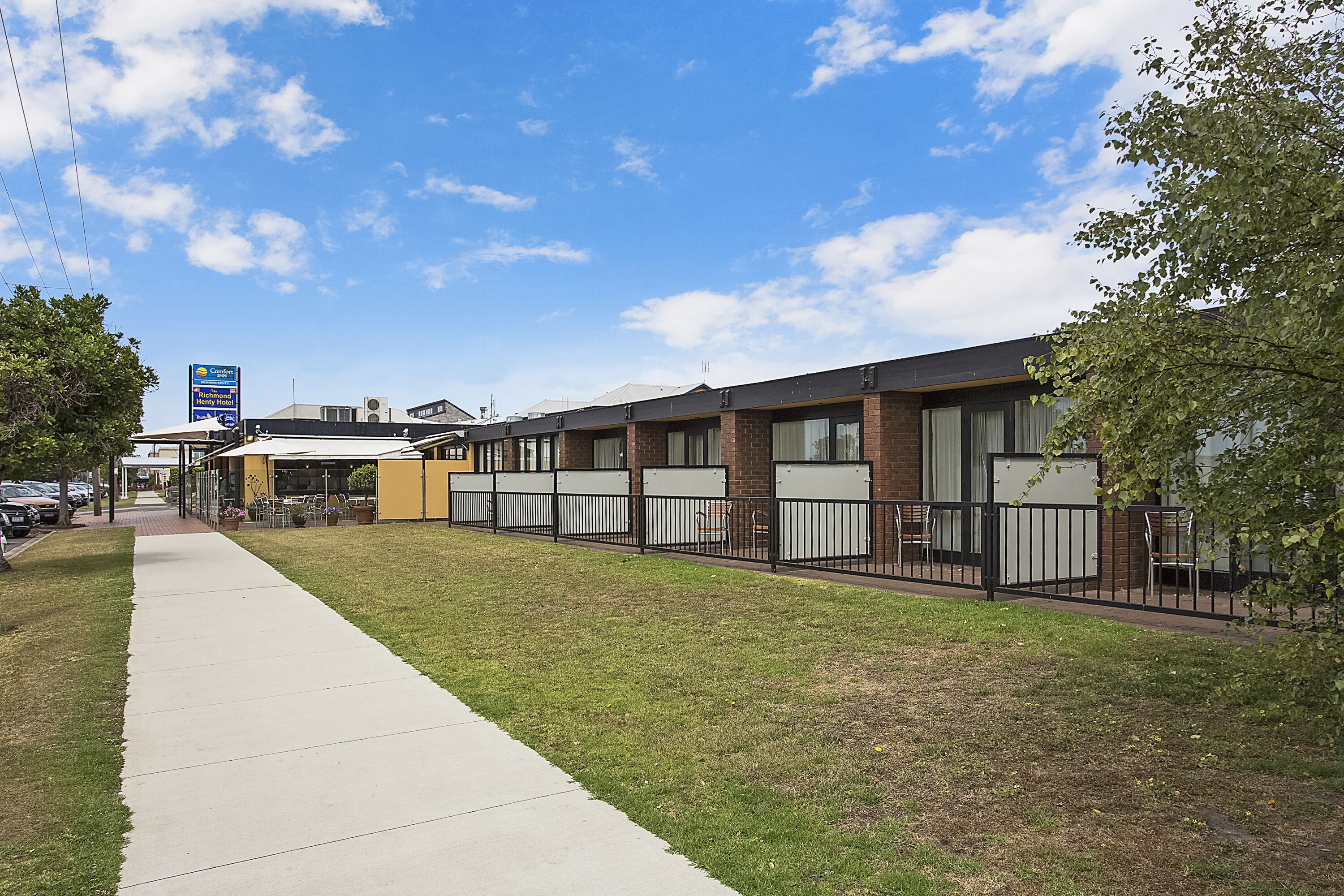 deluxe queen with courtyard | 1 bedroom, desk, iron/ironing board, free wifi