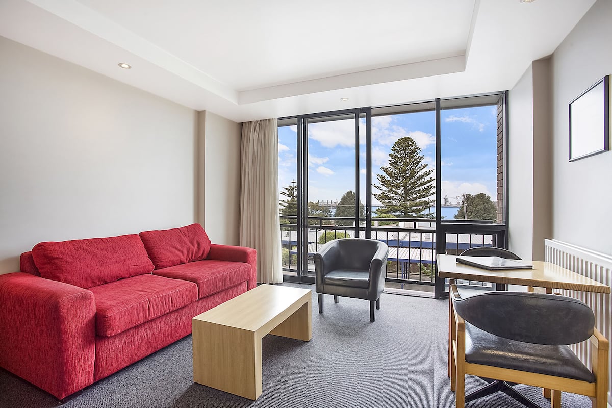 deluxe queen harbour views | 1 bedroom, desk, iron/ironing board, free wifi