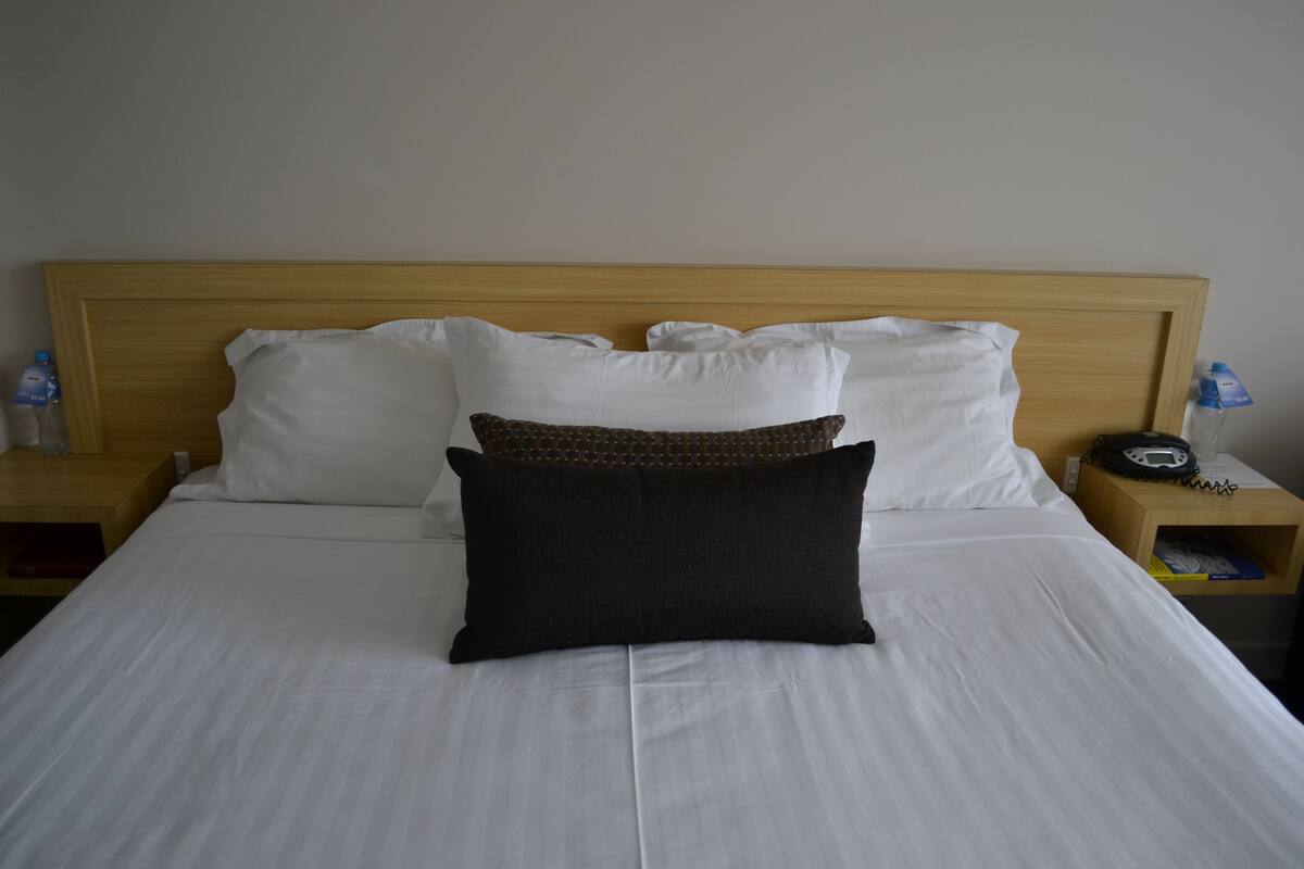 twin room, suite, smoking | 1 bedroom, desk, iron/ironing board, free wifi