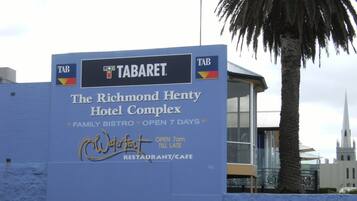Een bordje voor The Richmond Henty Hotel Complex, dat aangeeft dat het een hotel is dat geschikt is voor gezinnen, met een bistro voor gezinnen, zeven dagen per week geopend.