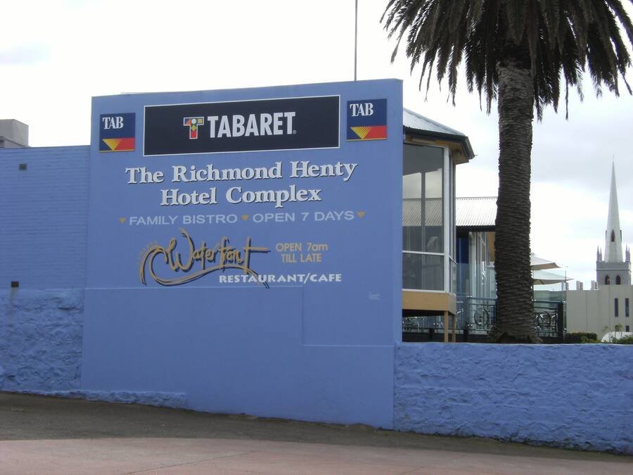 Een bordje voor The Richmond Henty Hotel Complex, dat aangeeft dat het een hotel is dat geschikt is voor gezinnen, met een bistro voor gezinnen, zeven dagen per week geopend.