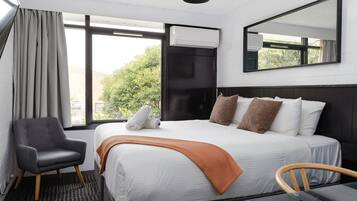 3 bedrooms, desk, laptop workspace, blackout curtains