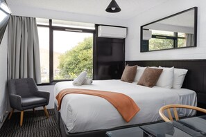 Escritorio, espacio para trabajar con laptop y cortinas blackout 