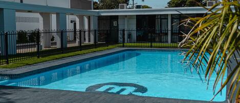 Piscina externa, guarda-sóis, espreguiçadeiras