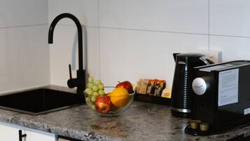 Réfrigérateur, micro-ondes, lave-vaisselle, machine à expresso