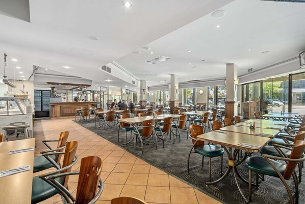 Breakfast, lunch and dinner served - Sherbourne Terrace Hotel (Shepparton)