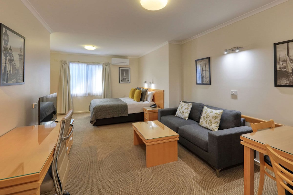 suite, 1 queen bed, non smoking | premium bedding, minibar, iron/ironing board, rollaway beds