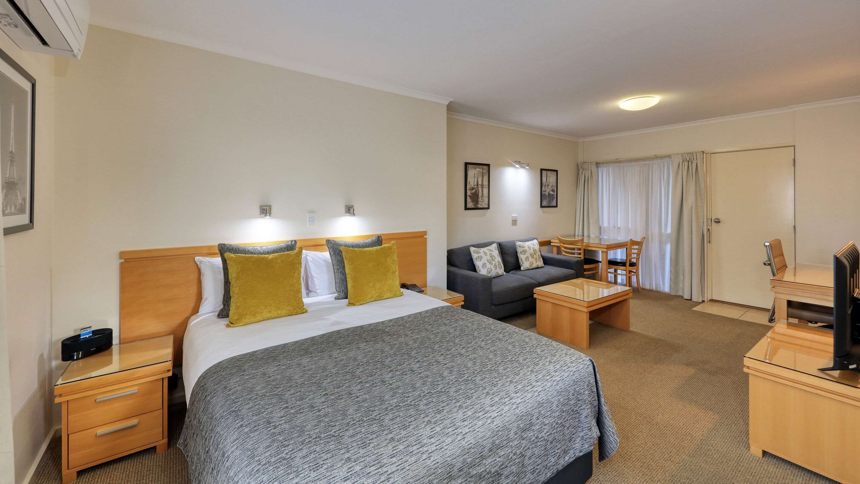 suite, 1 queen bed, non smoking | premium bedding, minibar, iron/ironing board, rollaway beds