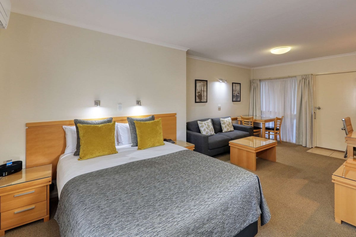 suite, 1 queen bed, non smoking | premium bedding, minibar, iron/ironing board, rollaway beds