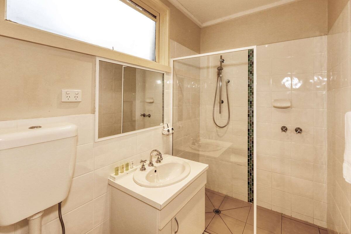deluxe room, 1 queen bed, non smoking | bathroom | shower, free toiletries, hair dryer, towels