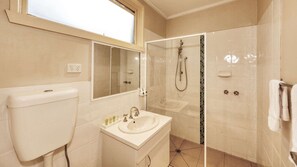 Chambre Deluxe, 1 grand lit, non-fumeur | Salle de bain | Douche, articles de toilette (gratuits), séchoir à cheveux