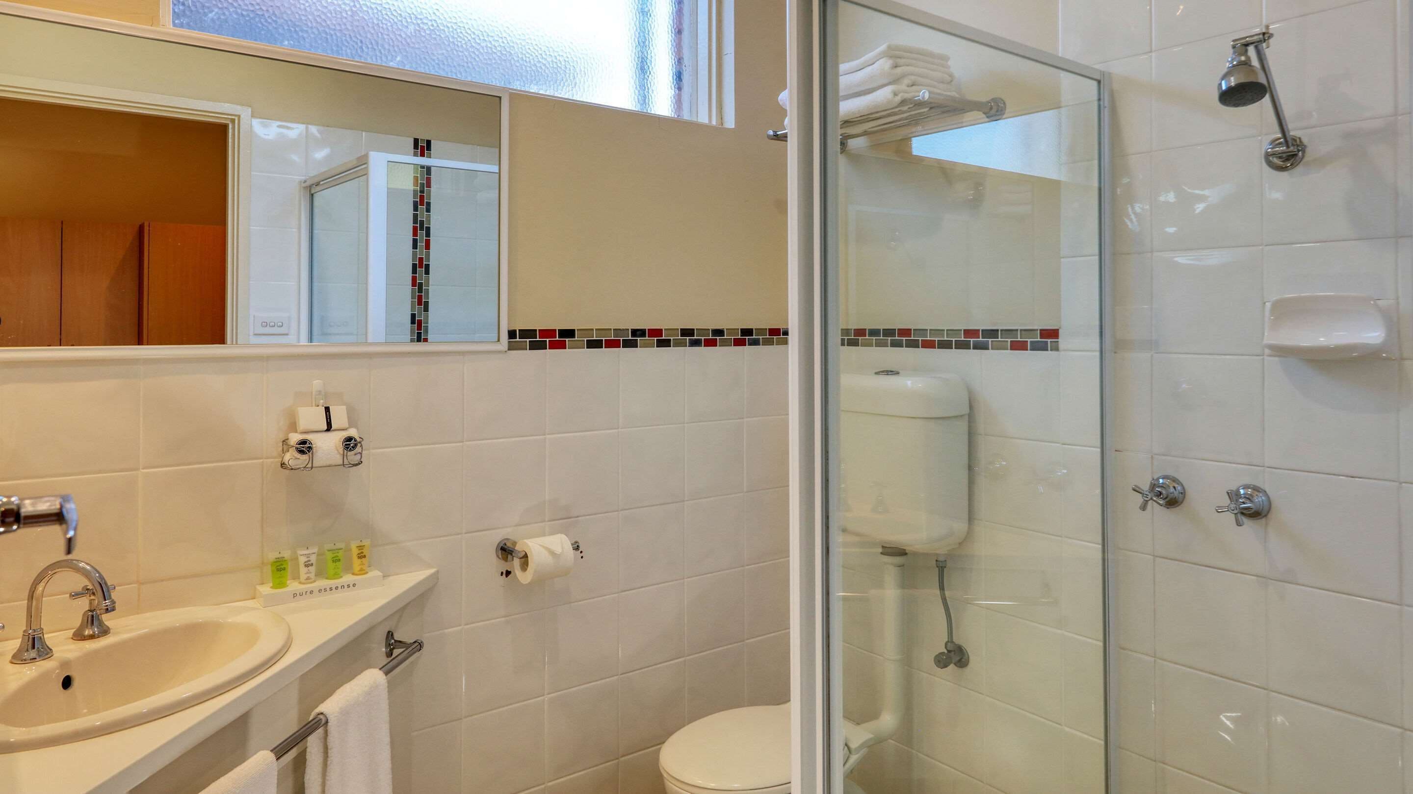 room, 1 queen bed, non smoking, jetted tub | bathroom | shower, free toiletries, hair dryer, towels