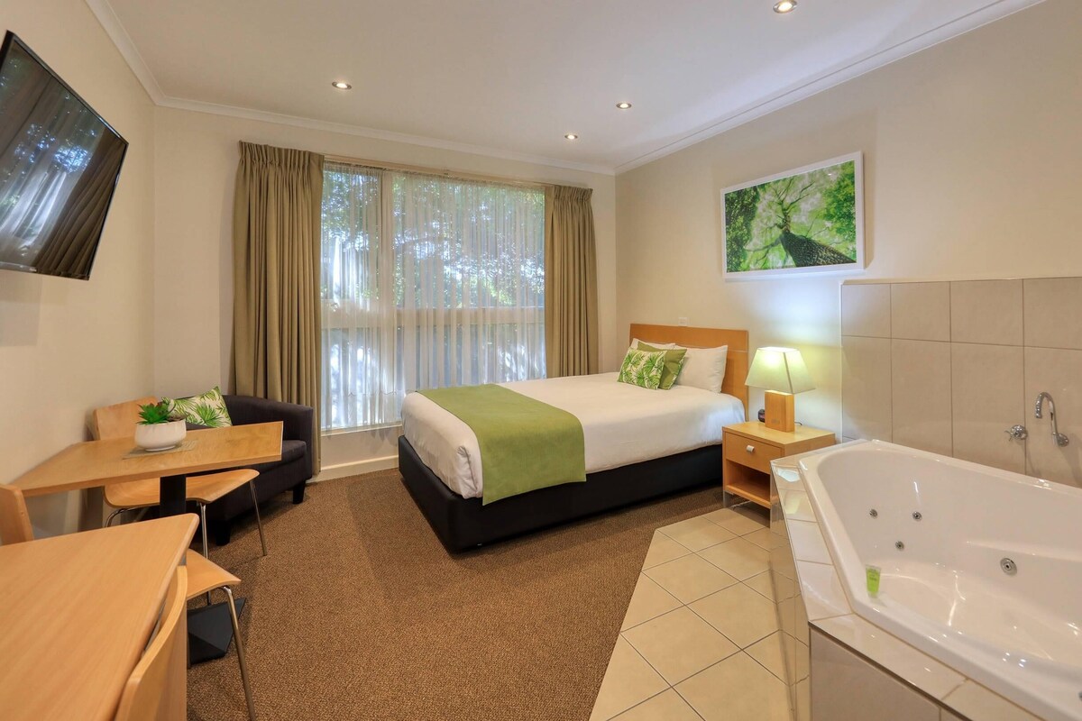 Room, 1 Queen Bed, Non Smoking, Jetted Tub | Premium bedding, minibar, iron/ironing board, rollaway beds (surcharge)