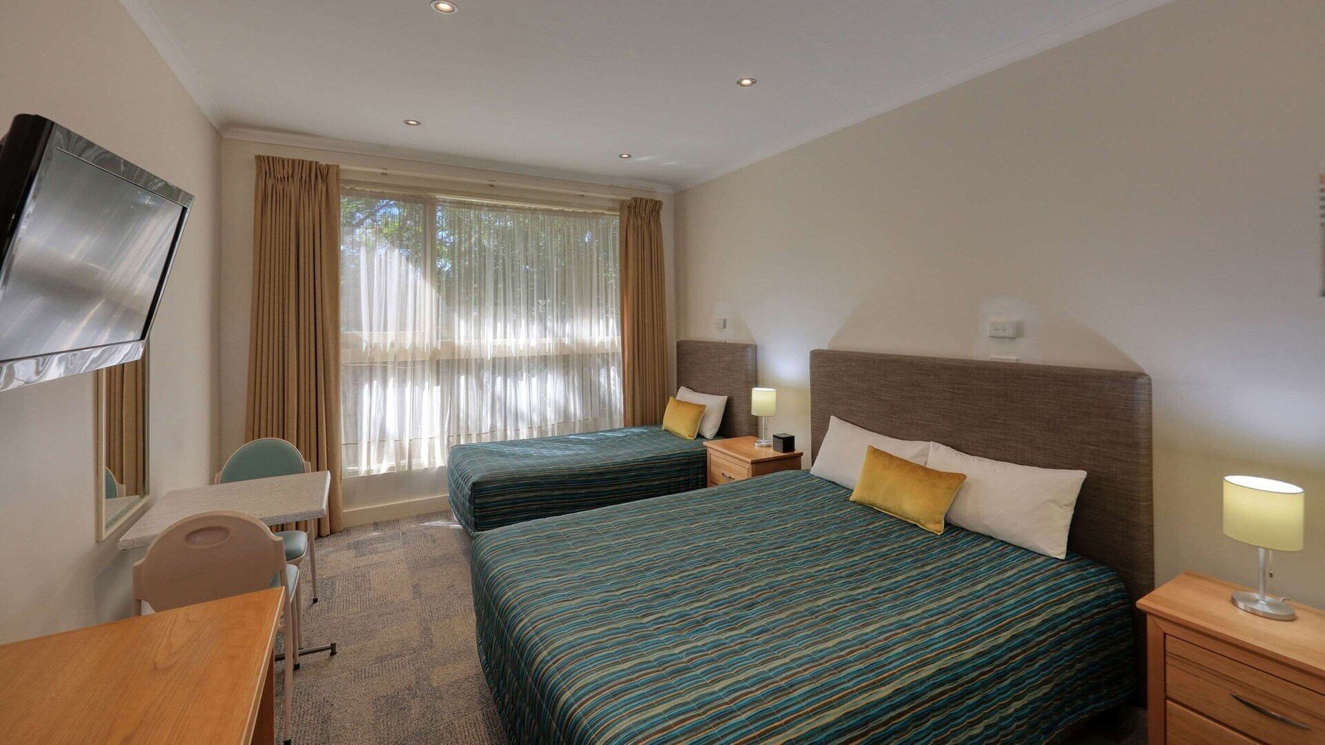 Ropa de cama de alta calidad, minibar, tabla de planchar con plancha