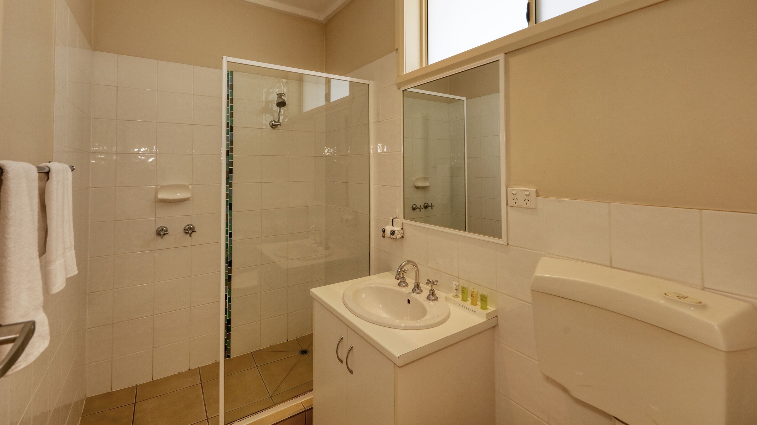deluxe room, 1 queen bed, non smoking | bathroom | shower, free toiletries, hair dryer, towels