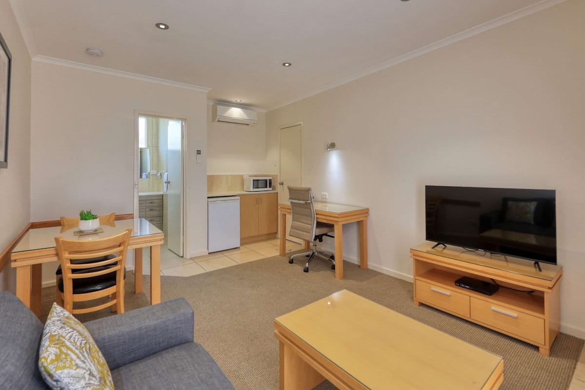 suite, 1 queen bed, non smoking | premium bedding, minibar, iron/ironing board, rollaway beds