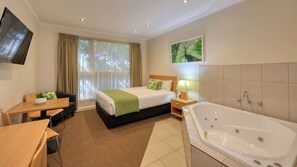 Zimmer, 1 Queen-Bett, Nichtraucher, Whirlpool | Hochwertige Bettwaren, Minibar, Bügeleisen/Bügelbrett, Zustellbetten