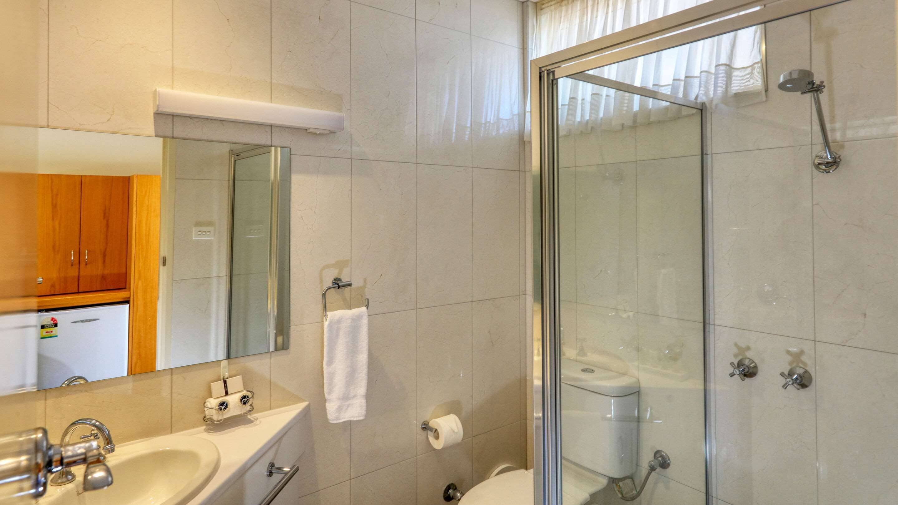 room, non smoking | bathroom | shower, free toiletries, hair dryer, towels