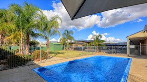 Una piscina al aire libre de temporada