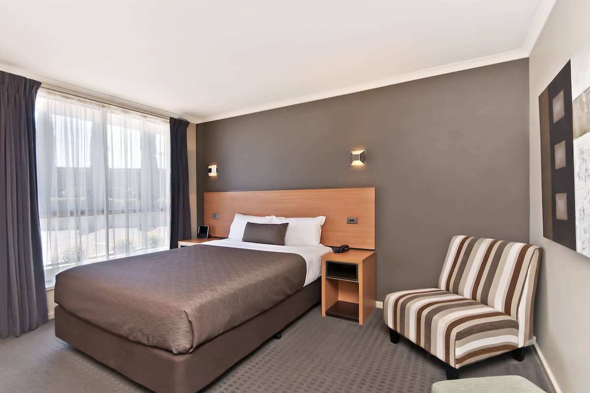 Premium Queen Room | Minibar, desk, iron/ironing board, free WiFi