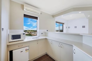 Premium-Suite, Whirlpool | Minibar, Schreibtisch, Bügeleisen/Bügelbrett, kostenloses WLAN