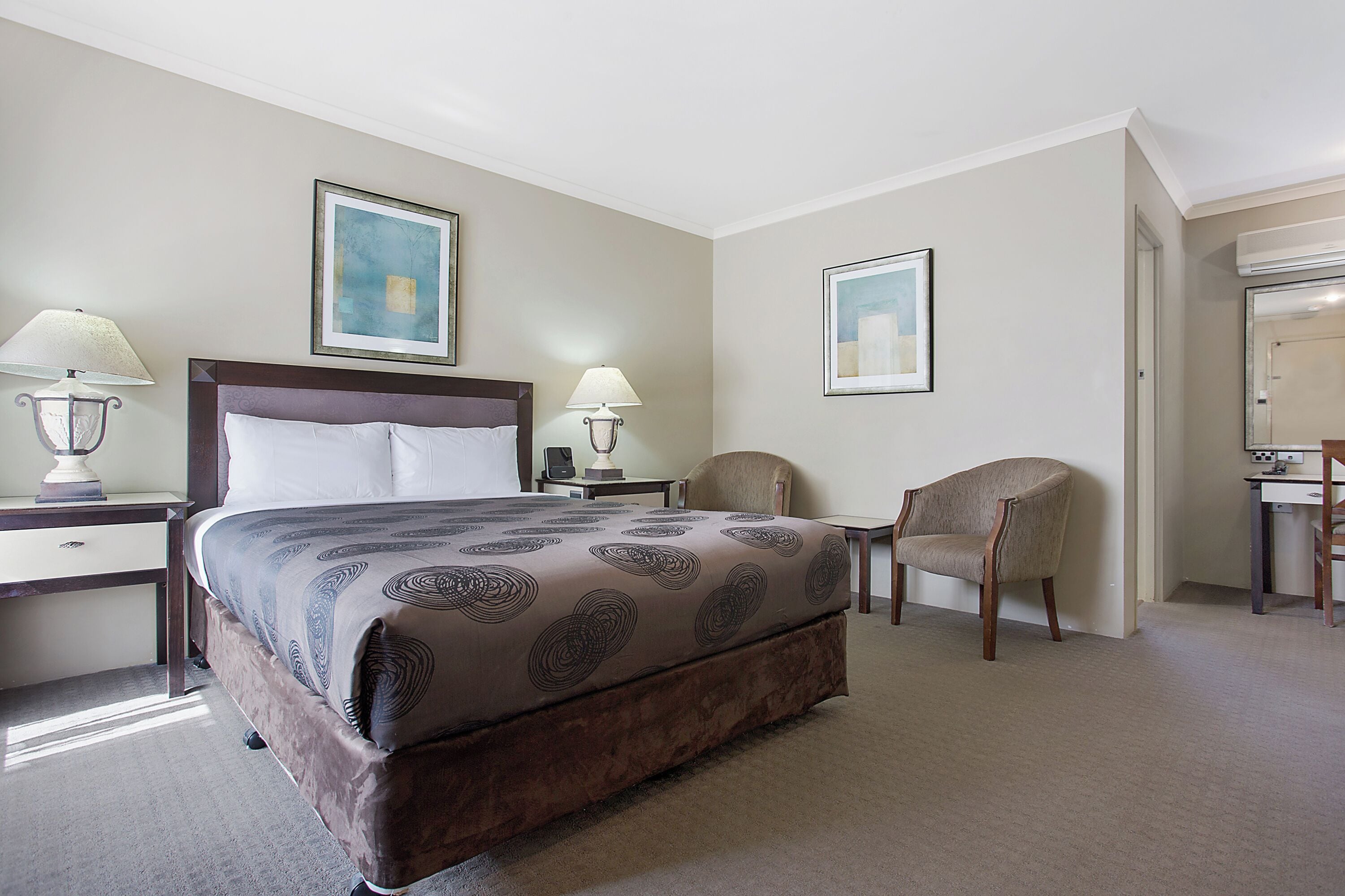 Executive-huone, 1 keskisuuri parisänky | Minibaari, työpöytä, silitysrauta/-lauta, ilmainen Wi-Fi