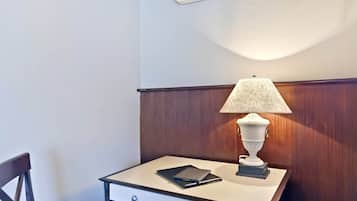 Kamar Standar, 1 Tempat Tidur Queen | Minibar, meja kerja, setrika/meja setrika, dan Wi-Fi gratis