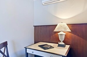 Minibar, desk, iron/ironing board, free WiFi - Comfort Inn On Raglan (Warrnambool)