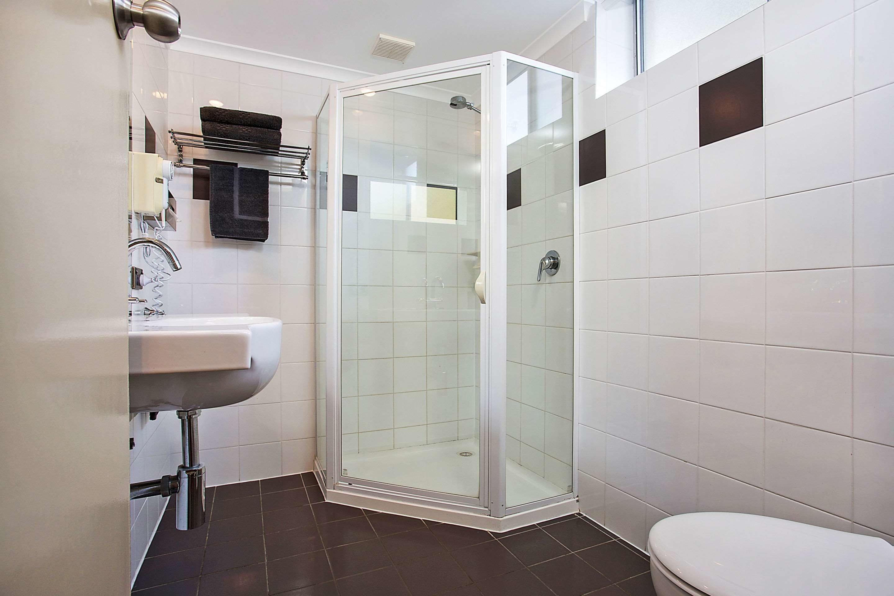 premium queen room | bathroom | shower, free toiletries, hair dryer, towels