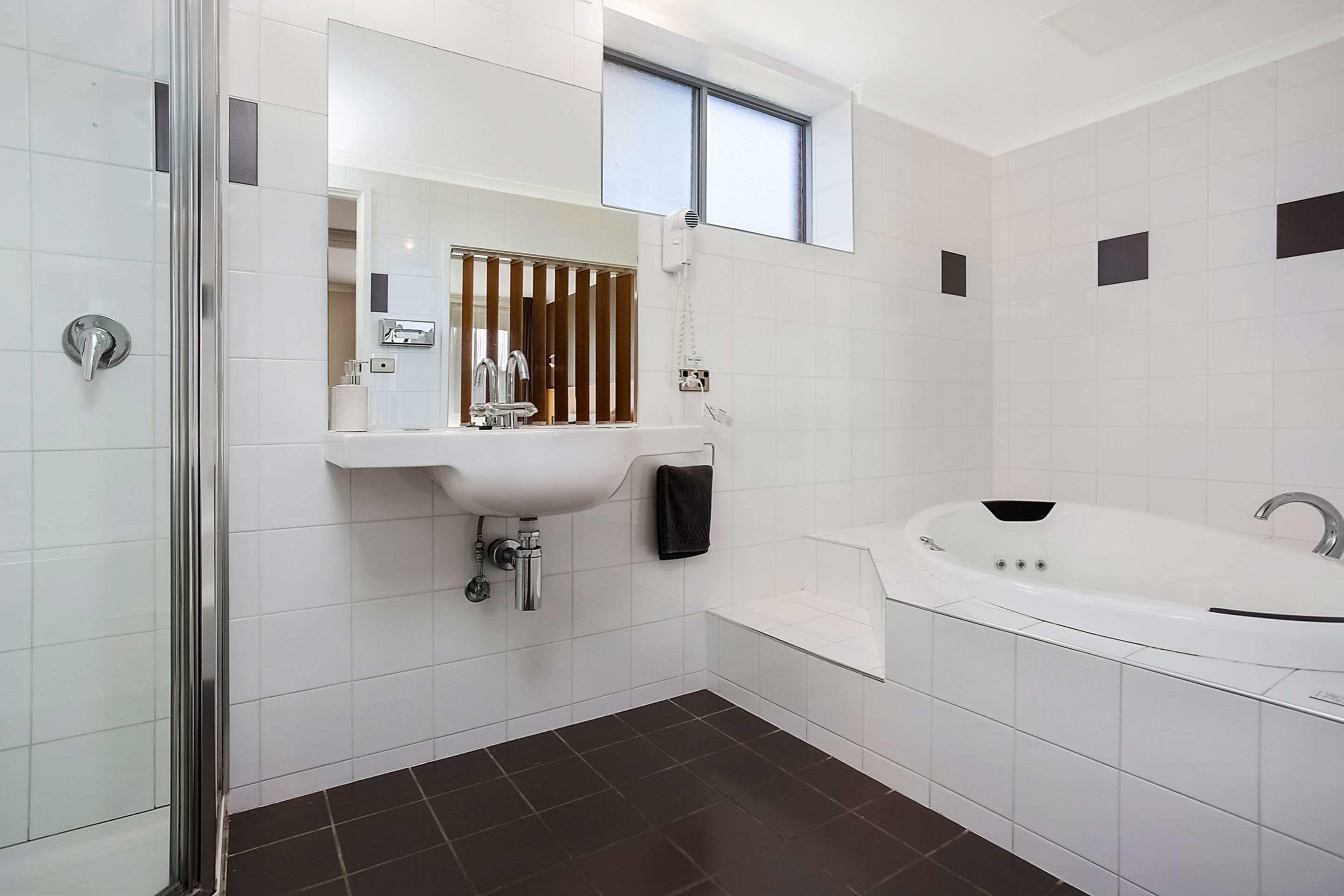 executive queen spa room | minibar, desk, iron/ironing board, free wifi