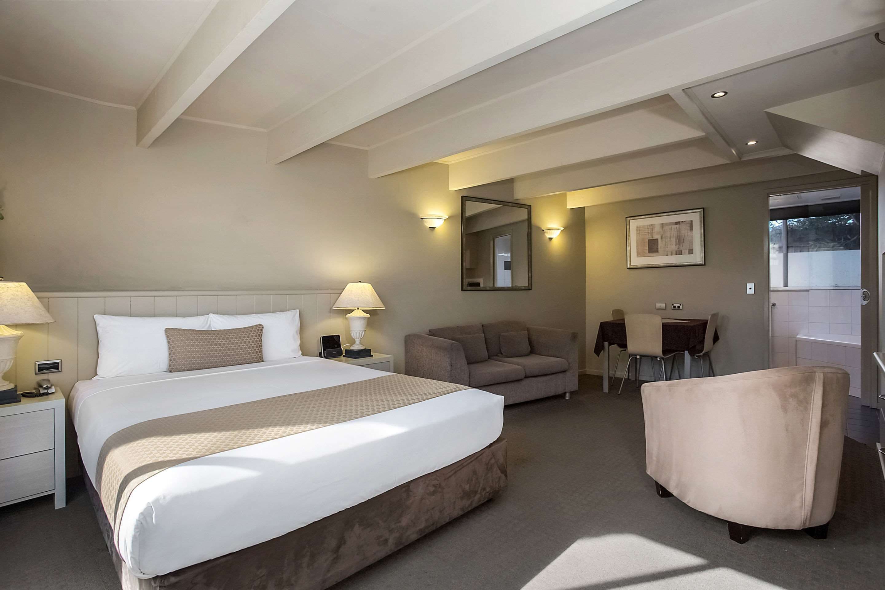 套房, 3 间卧室, 按摩浴缸 | 迷你吧、办公桌、熨斗/熨衣板、免费 WiFi