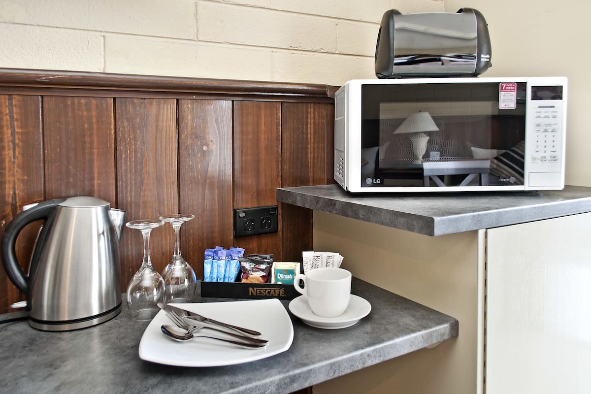 budget family room (1 queen & 2 single beds) | room amenity